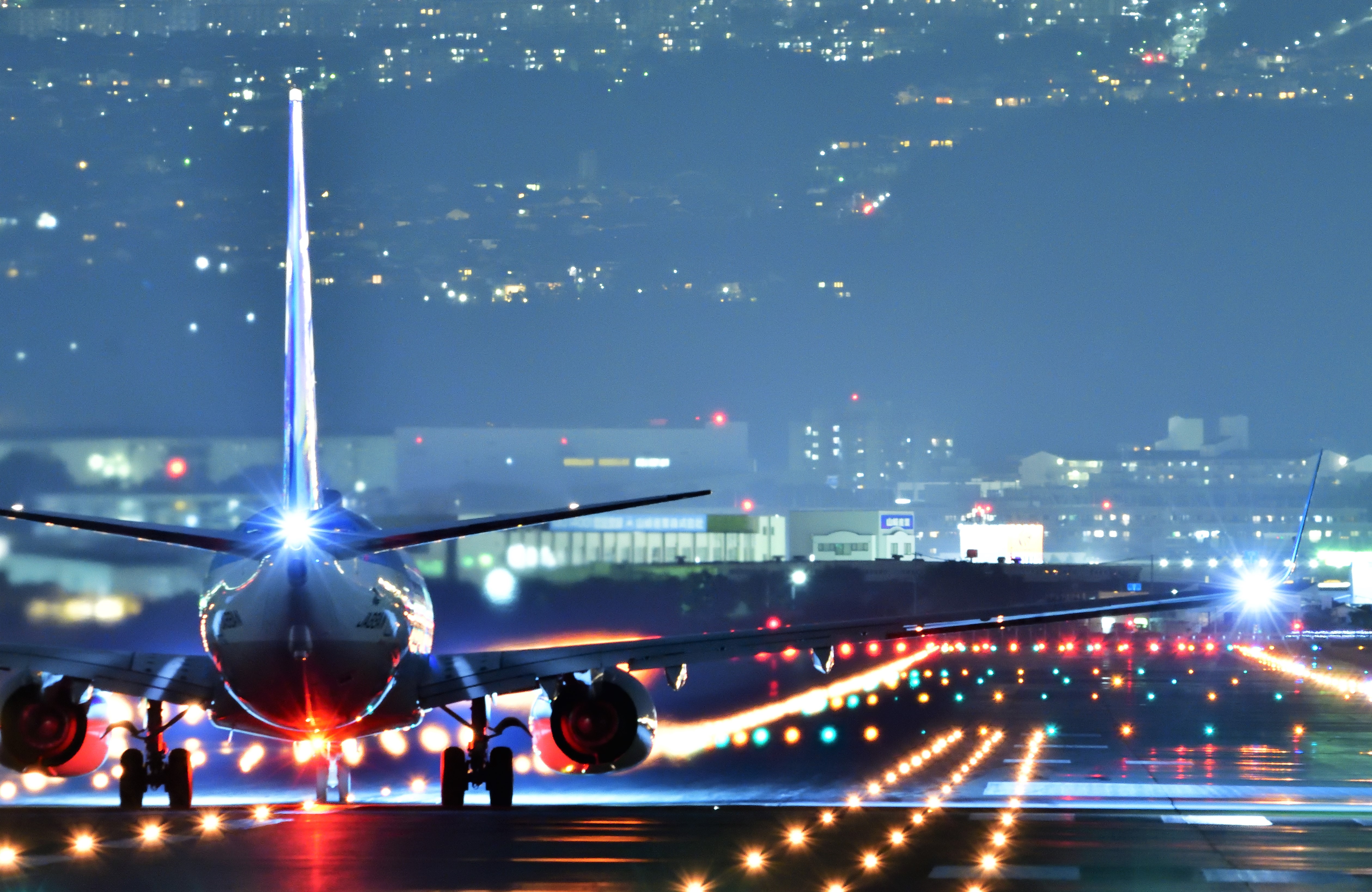 夜の大阪国際空港 彡 和歌山トヨタ自動車株式会社