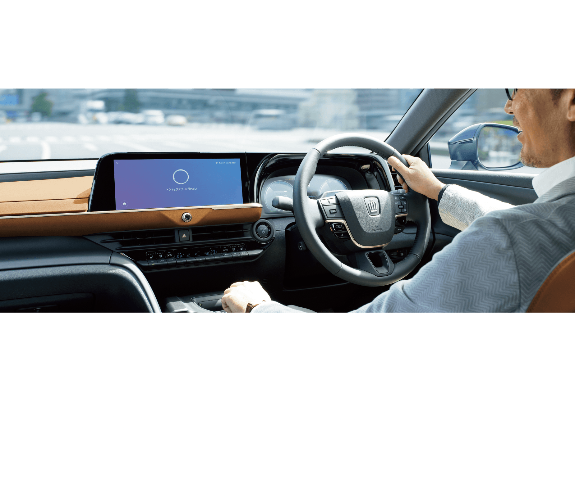 トヨタスマートセンターの新しい情報を活用したナビが５年間無料でご利用いただけます。コネクティッドナビ クラウンはDCM＊1（専用通信機）を標準装備したコネクティッドカー。クルマとトヨタスマートセンターが通信でつながることで24時間365日カーライフをサポート。クラウン専用の充実したサービス（T-Connect for CROWN）を３年間無料で提供＊2。