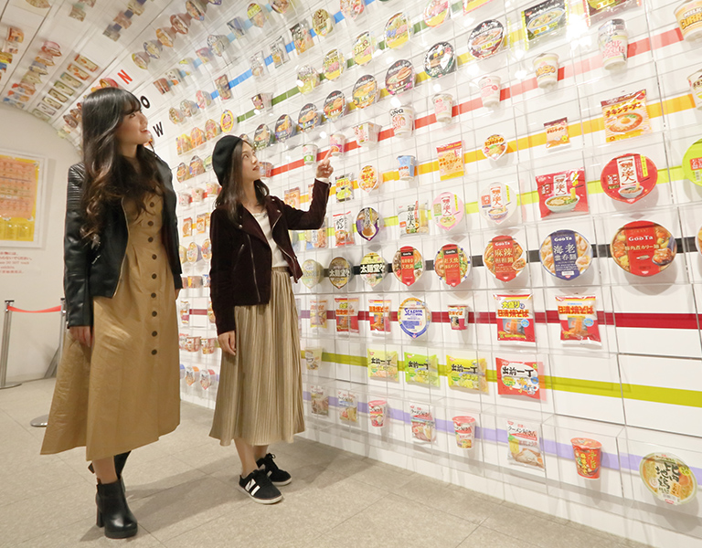 インスタントラーメンの歴史がわかるトンネルです。