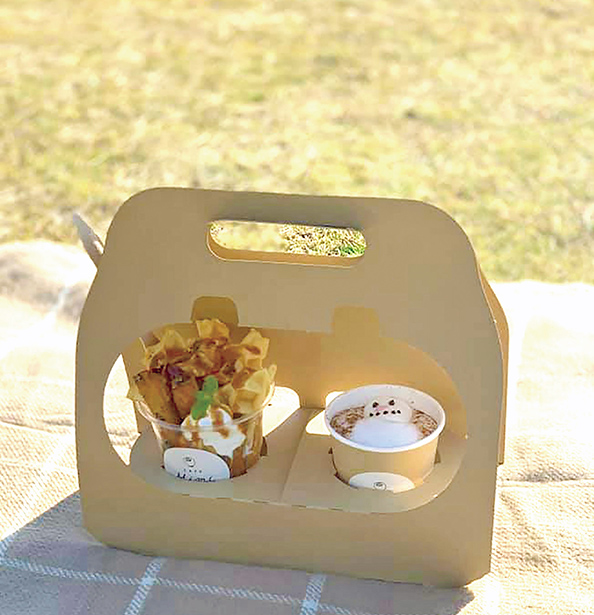 スイートポテトワッフル（650円）とスノーマンラテ（550円）。全メニューテイクアウト可