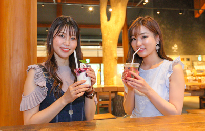 カフェ「焙所（あぶりしょ）」では焙煎コーヒーや季節のドリンク＆スイーツを味わえます
