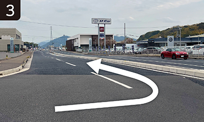 右側車線を直進します。