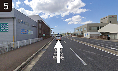 左側車線を直進します。